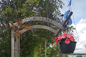 Access to Lac Nominingue on a nice little pathway